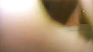 裸體的德國女人在街上閒逛，和男人一起拍照