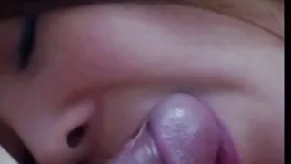 平坦的露西露出她的陰蒂