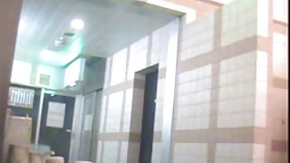 那傢伙說服了一個不熟悉的小伙伴發生性行為