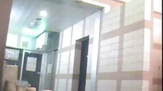 那傢伙說服了一個不熟悉的小伙伴發生性行為