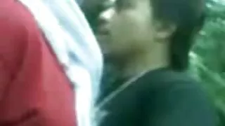 漂亮的女人巧妙地抽了腳老傢伙