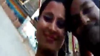 穿著白色絲襪的黑人婦女猛地甩掉她的陰蒂和cums