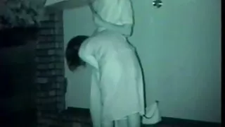 Ilona津津有味地從第一個人那裡吮吸