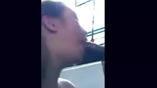小腿輕撫一個雞巴然後亂搞它