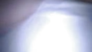 一個熱情的傢伙走進一個粉紅色的陰部，並用他的精子填充它