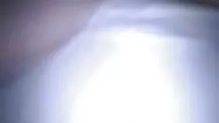 一個熱情的傢伙走進一個粉紅色的陰部，並用他的精子填充它