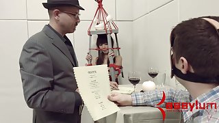 女同性戀者在一家夜總會裡被綁架
