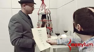 女同性戀者在一家夜總會裡被綁架