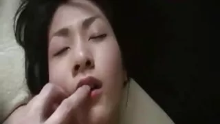兩個母狗在乳膠中做出了很好的束縛犧牲