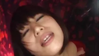雙性戀的男人咬住他的嘴，撫摸他女朋友的陰蒂