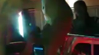 Renata吮吸了五個男人，並在她的臉上獲得了很多暨