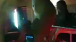 Renata吮吸了五個男人，並在她的臉上獲得了很多暨