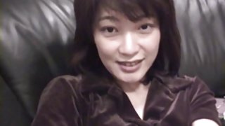 美女已經開發了一個女朋友洞迫使她與性愛機器性交
