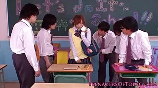 絲襪中的兩隻雞表現出拳擊和脫垂
