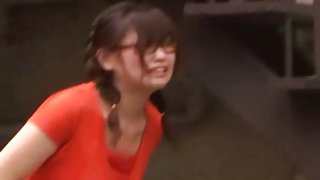 醫生將病人拉到隱藏的攝像機前面。