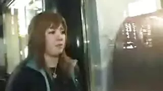 金發碧眼的小妞在電影中為成年人進行了測試並製作了一個口交