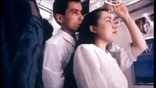 與朋友的騎自行車的人亂搞領域標記和點的女孩