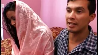 經濟實惠的學生高興地和老師一起玩