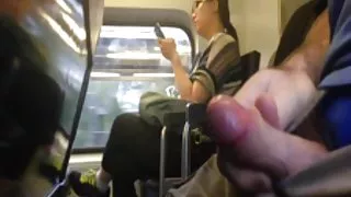 女孩巧妙地舔毛茸茸的帽子