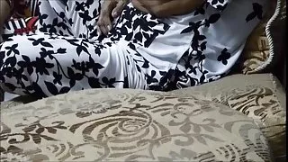 條紋長襪的Stacy在大都會的背景上輕輕地給出