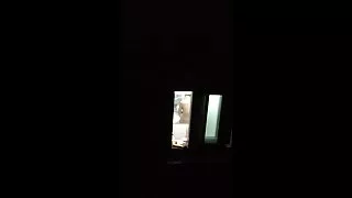 瘦弱的兒子拉著Kukan的成熟母親
