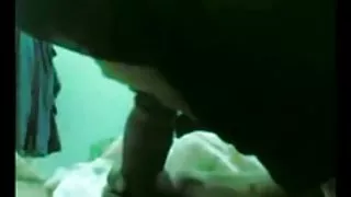 漂亮的寶貝吮吸恍惚的公雞，而不脫掉她的連褲襪