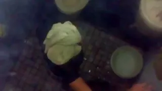 豐滿的金發女郎在相機上顯示她的魅力