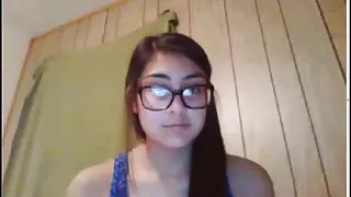 梅根傳播她的長腿，讓花花公子貓舔