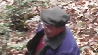 女孩熱情地操她的爸爸和他的朋友