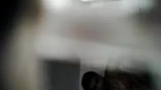早起的人向農民發出了嗡嗡聲，他吃了他的精子