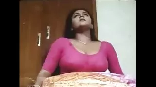 一個精緻的烏克蘭人Khokhlushka跳上他的陰莖並吮吸它。