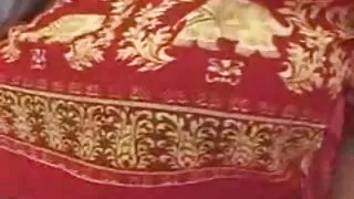 老師嗡嗡叫的女孩用不同的姿勢