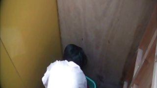 那傢伙在襪子的肛門女孩身上扔了一根棍子