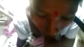 經濟實惠的蕩婦在樂隊面前搞砸了