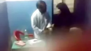 曬黑的美女蹲在朋友的常設傢伙身上