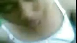泳池邊有一個沉重的乳房，帶來鬱鬱蔥蔥的美麗
