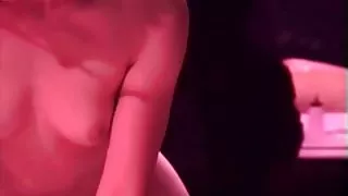 妻子用棍子打她的丈夫，因為他喝了一份工資