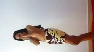 布魯內特誘惑她的兄弟，並在浴室與他發生性關係