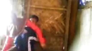 黑人把白人女孩梅根拉到他的黑色辣根上