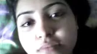 金發碧眼的朱莉婭喝醉了，吸了一口氣