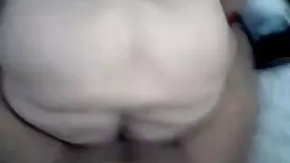 浪漫的黑髮女孩和一個男人完美地亂搞