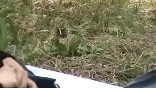 在一塊狂放的海灘的夫婦zhahaetsya在石頭和在他們後間諜
