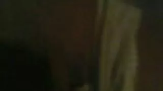 當他們的丈夫看足球時，家庭主婦在廚房的桌子上舔pussies
