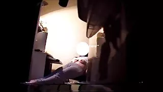 扁薄的豬吐了一個活躍的男人