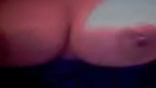 這傢伙輕輕地舔帽子，熱情地亂搞性感的金發女郎