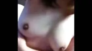 捲曲的黑白混血兒在風景如畫的海岸上吮吸他媽的