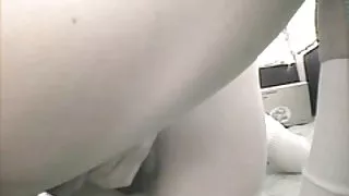 有彈性山雀的年輕棕髮婦女得到性交戶外