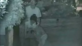 奴隸穿著短皮帶舔著細長的小雞的腳趾