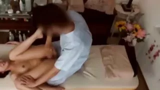 豐滿的女人在水下做愛